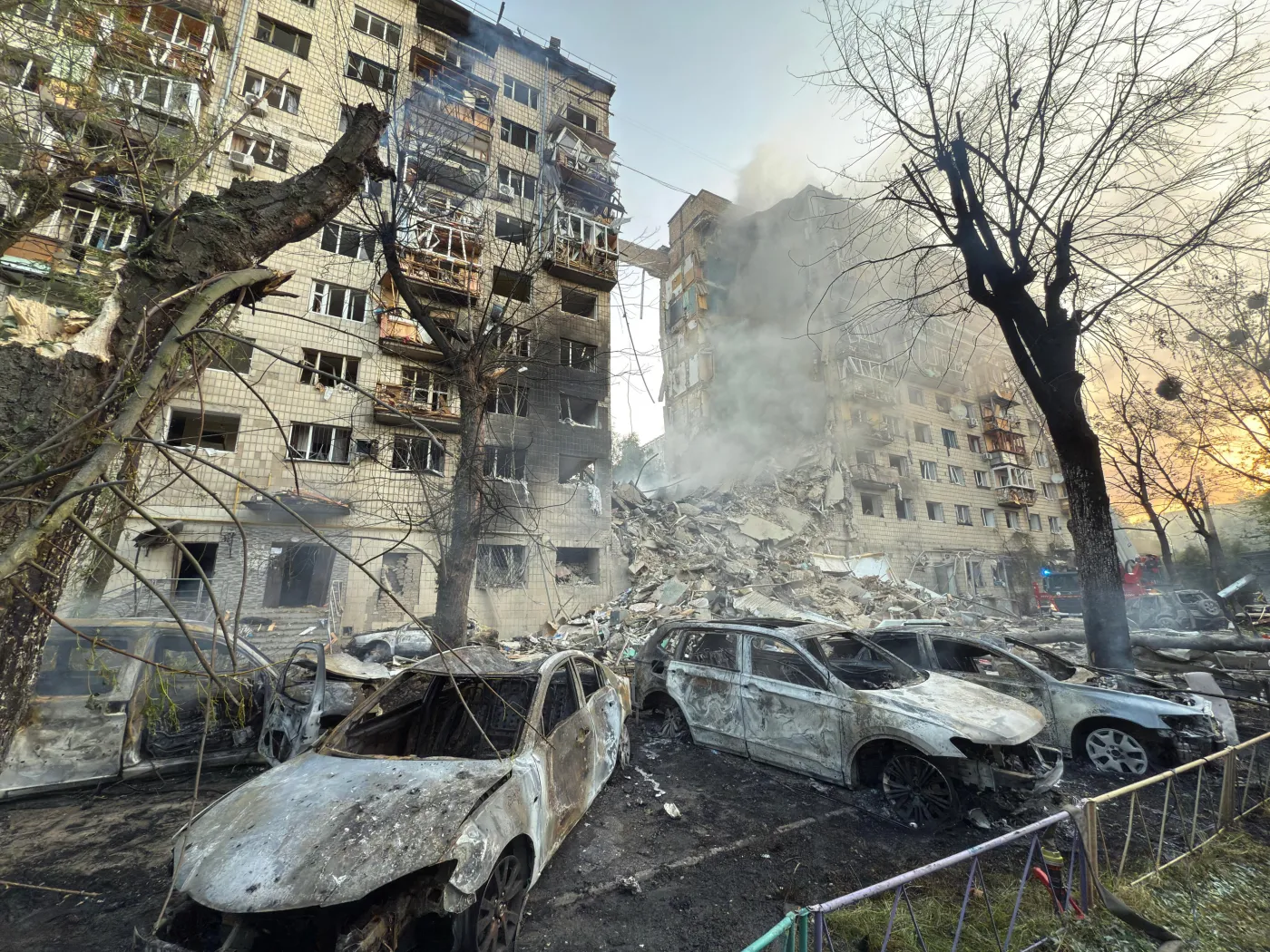 Barbarzyński atak na Ukrainę! Rakieta trafiła w blok. Jest wielu zabitych i rannych