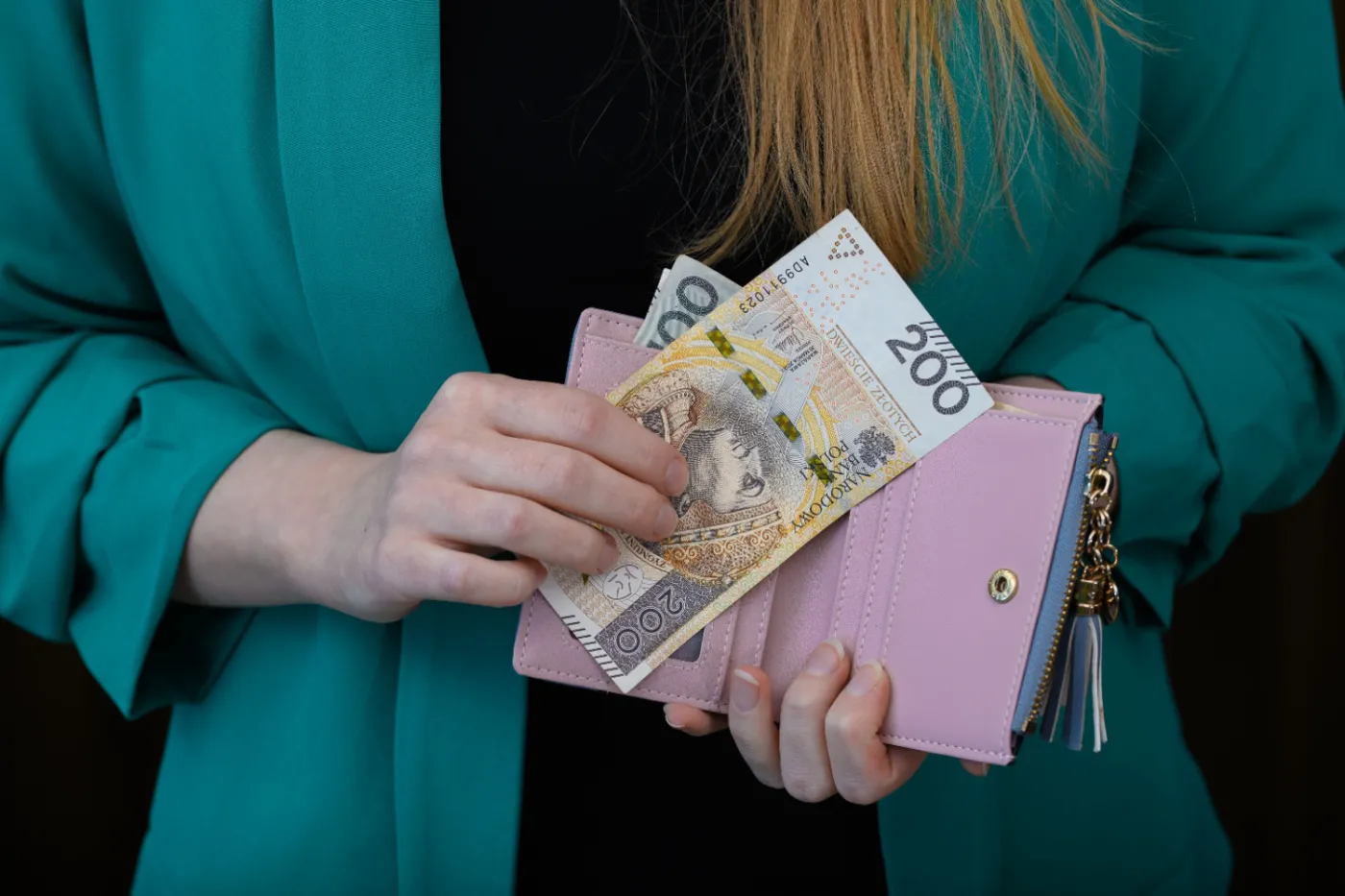 Tyle zarabia się w szkole. Porównano pensję m.in. nauczyciela, woźnej i kucharza