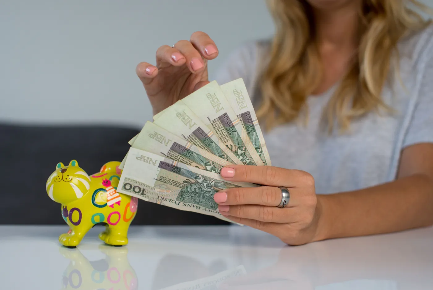 1500 zł miesięcznie bez względu na dochód. Wypłaty "babciowego" ruszą 30 września
