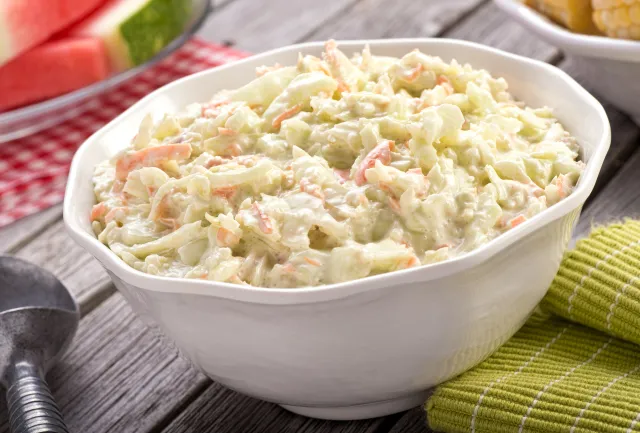 Genialny colesław. Przepis na surówkę do obiadu lepszą niż w restauracji
