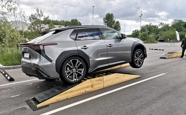 Toyota tnie ceny o 69 tys. zł! To zaskakujący ruch Japończyków