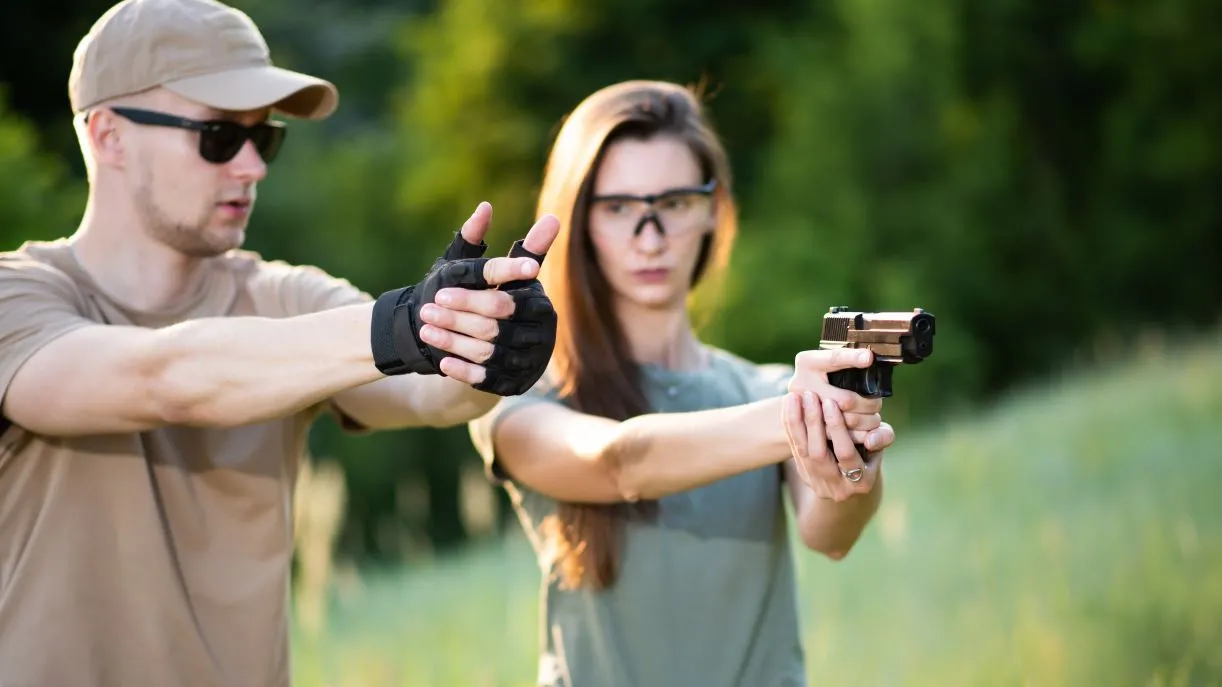 nauka strzelania pistolet broń strzelanie 