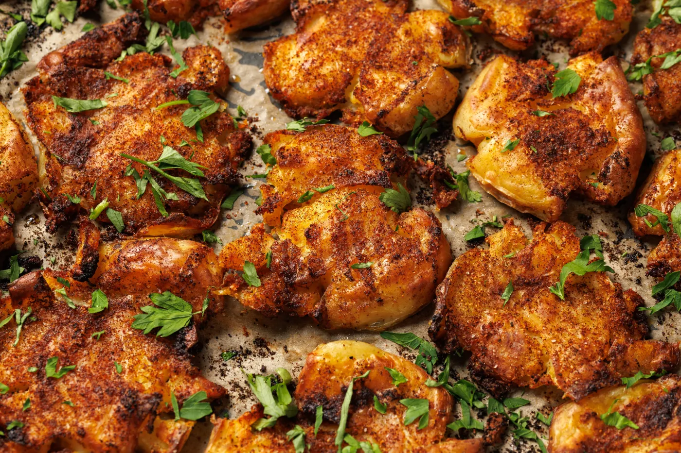 Gniecione ziemniaki z piekarnika. Chrupiący hit na każdą okazję