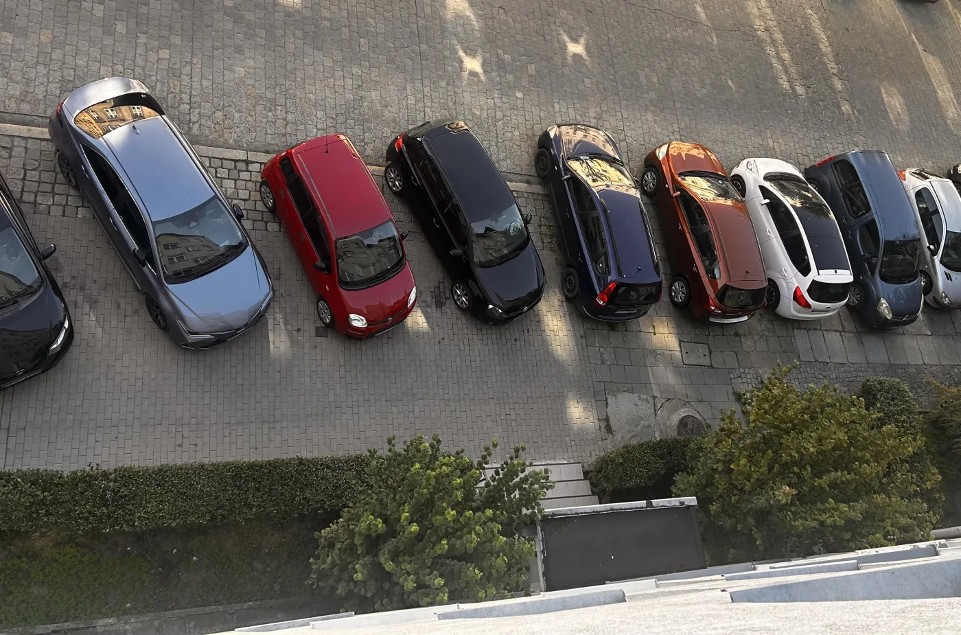 W 2026 r. musisz spojrzeć w dowód, zanim zaparkujesz na chodniku. Rubryka F.2 to pułapka na kierowców