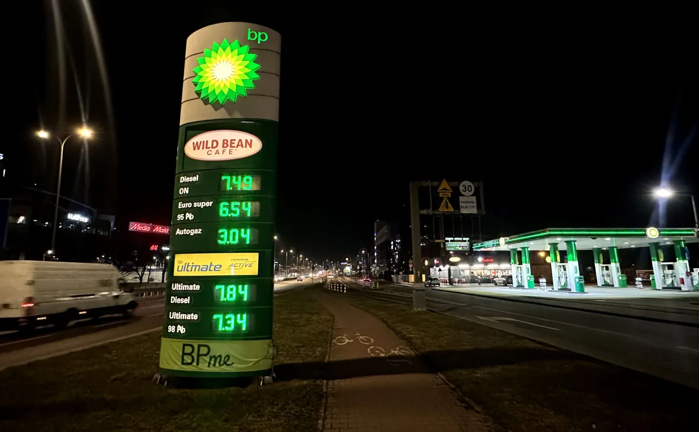 Pojechałem na Auchan, żeby zatankować taniej. Gdy spojrzałem na ceny, odebrało mi mowę [ZDJĘCIA]
