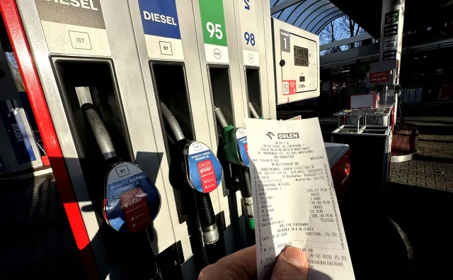 Kto dziś tankuje, ten w cyrku się nie śmieje. Od 1 marca zmiany na stacjach, cena benzyny to zimny prysznic