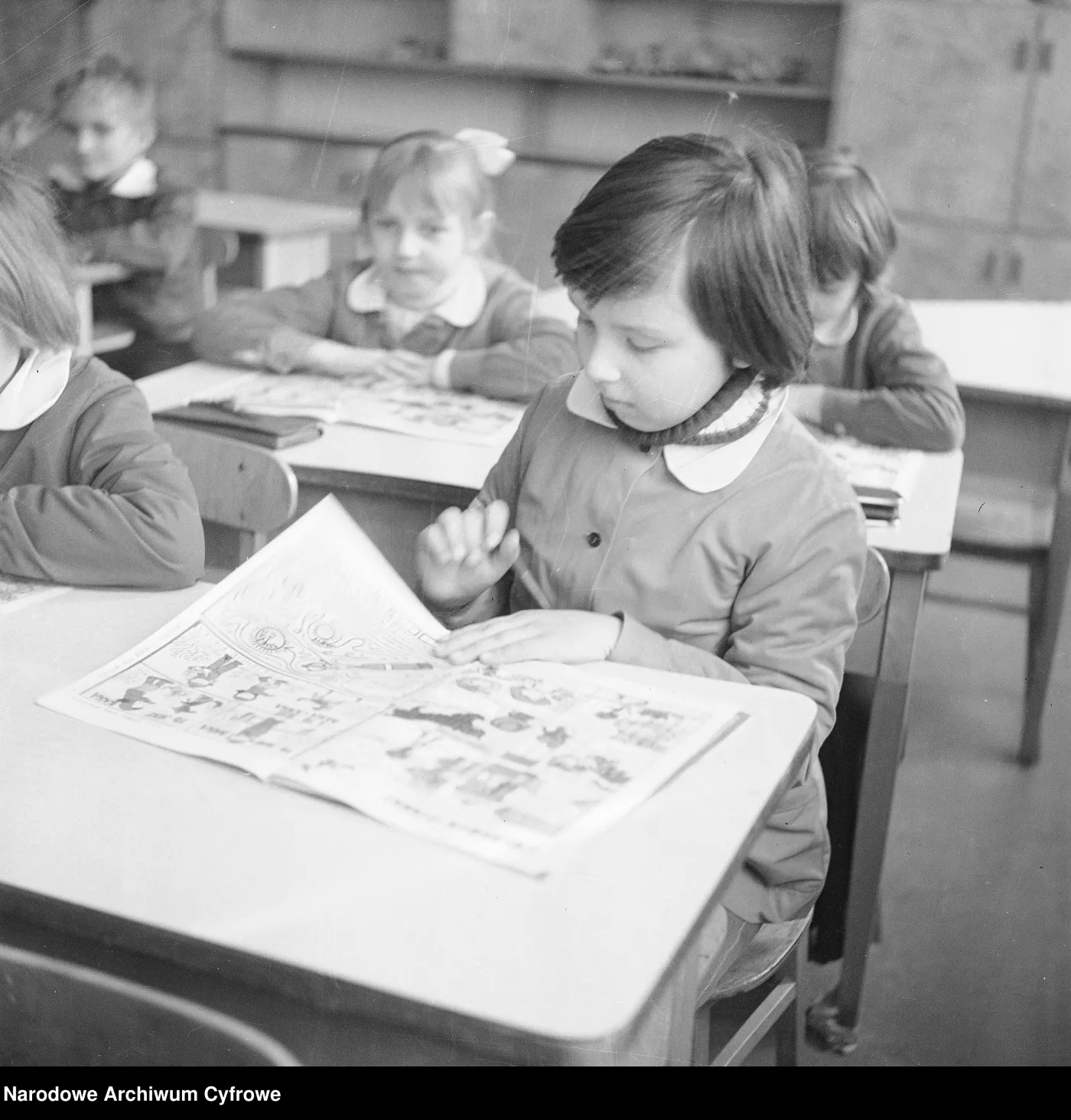 "Jesteś u pani". QUIZ o szkole w czasach PRL. Będziesz "wzorowym uczniem"?