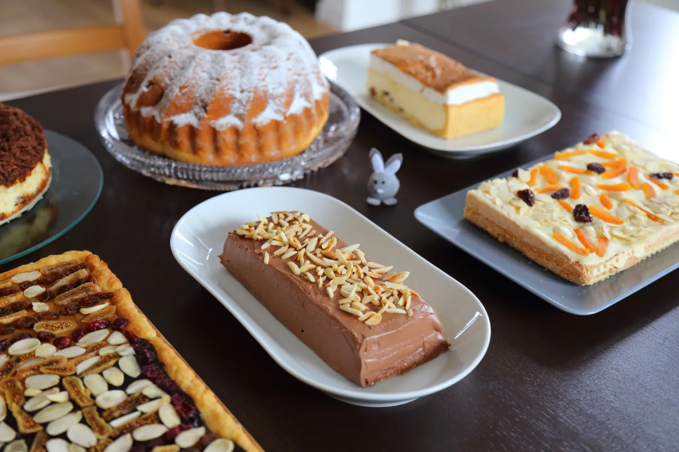 Easter,Cakes,Table,In,Poland.,Easter,Pastry:,Babka,Cake,,Mazurek