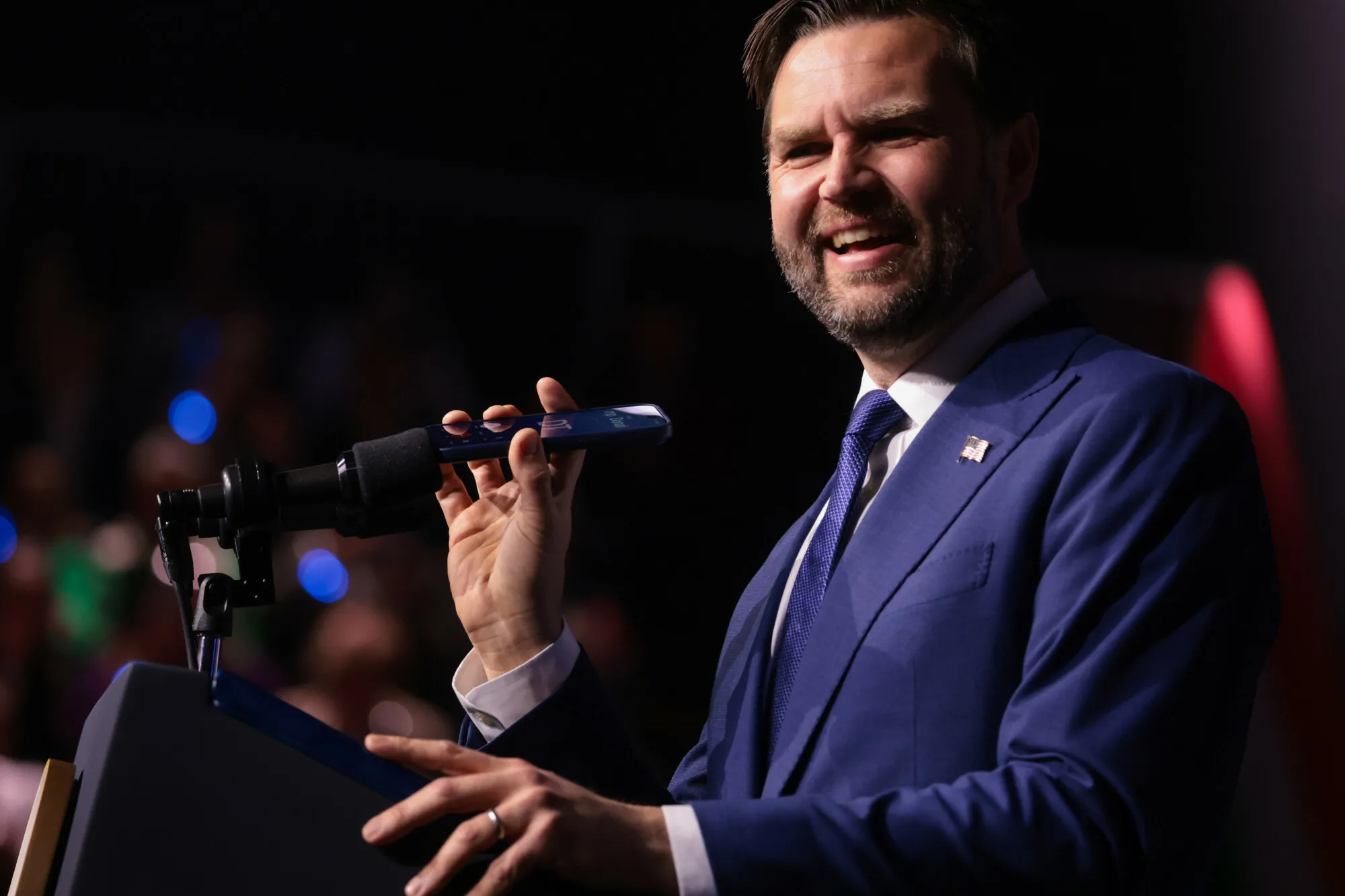 Vance broni Trumpa-Jezusa. "Wiele osób nie rozumie jego poczucia humoru"