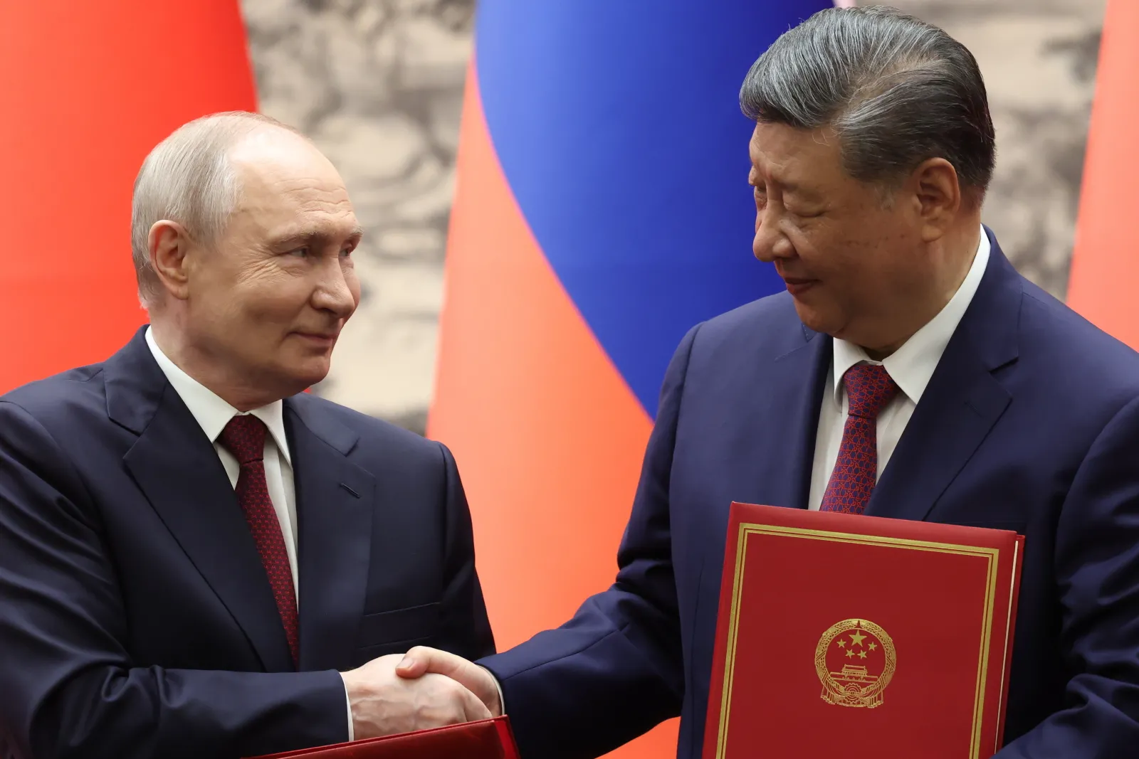 "Rosja znajduje się w desperackiej sytuacji". Oto prawdziwy powód wizyty Putina w Chinach