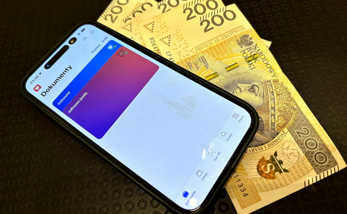 aplikacja mObywatel w telefonie pieniądze