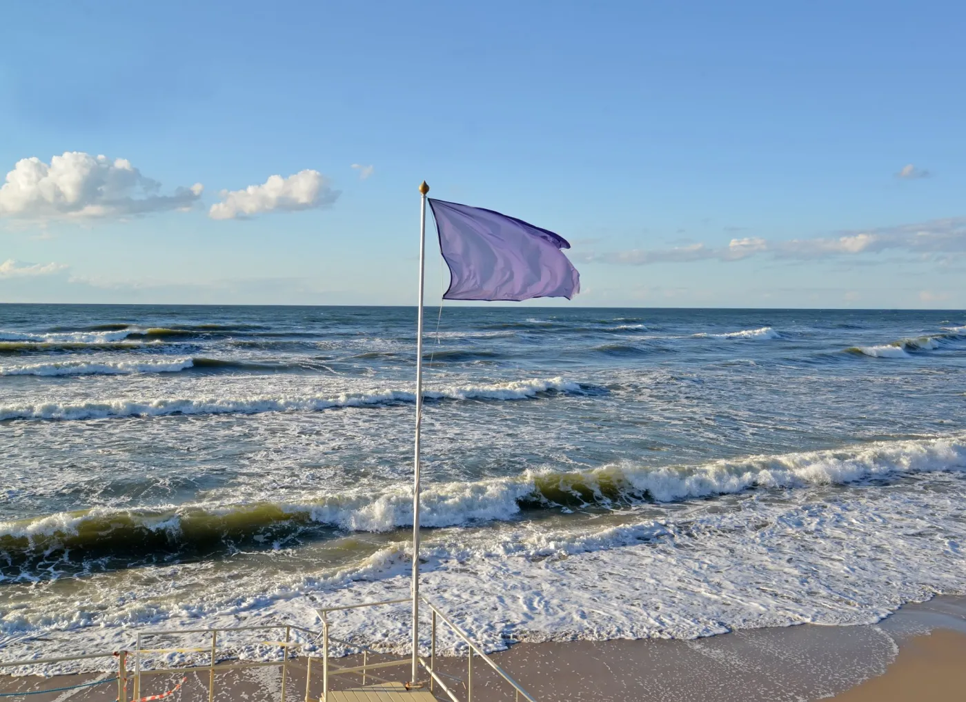Warning,Purple,Beach,Flag,With,The,Baltic,Sea,In,The