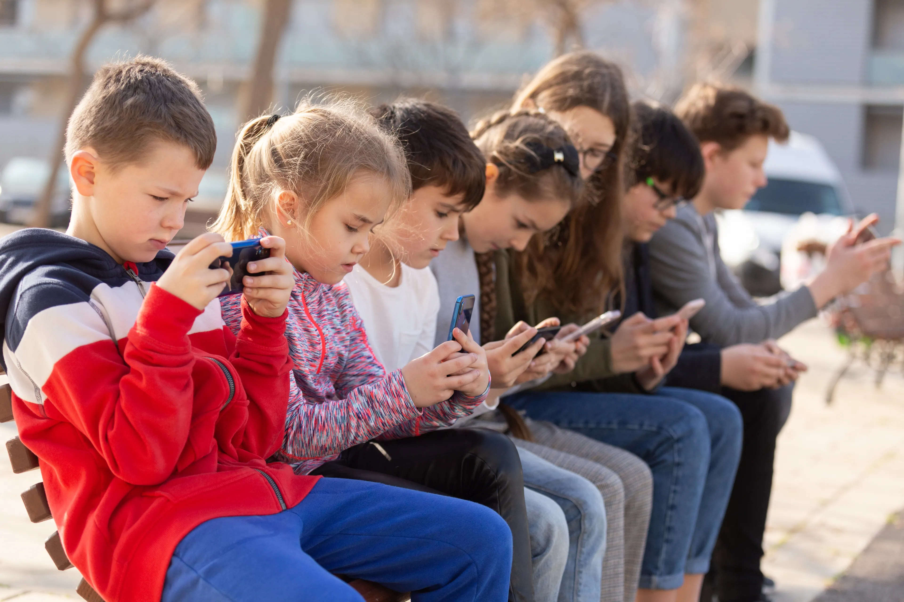Zakaz telefonów w szkołach od 1 września. Jak zmienią się statuty placówek oświatowych?
