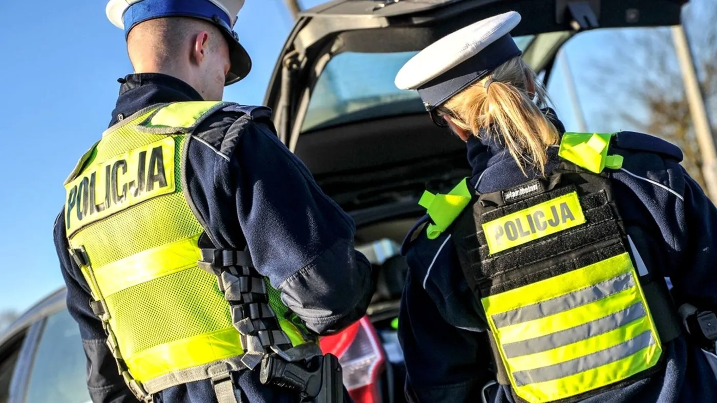 Policjanci kontrolują kierowcę i samochód