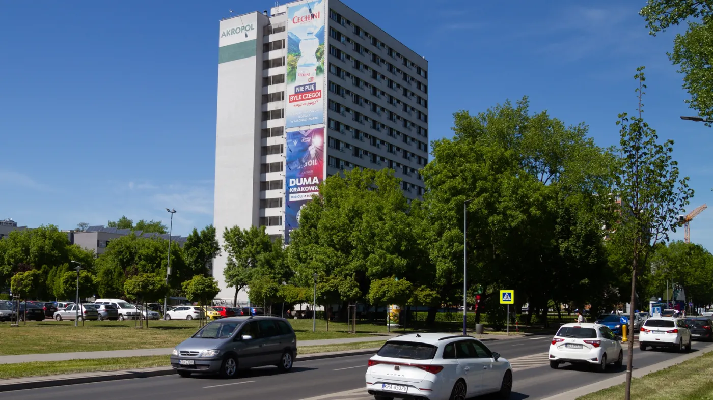 Student bez kilku tysięcy złotych na start nie ma szans na najem mieszkania. Pierwszy czynsz to nie tylko najem ale też dodatkowe opłaty, w tym koszty kaucji czy ubezpieczenia. Średnio na dzień dobry potrzeba 2,6 tysiąca PLN wedle wyliczeń eksperta.