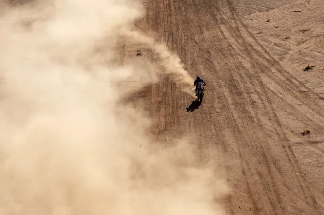 Rajd Dakar: Adam Tomiczek wycofał się. Uderzył w kamień i upadł na plecy