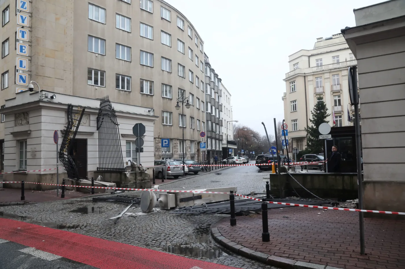 Uszkodzona brama wjazdowa na teren Sejmu