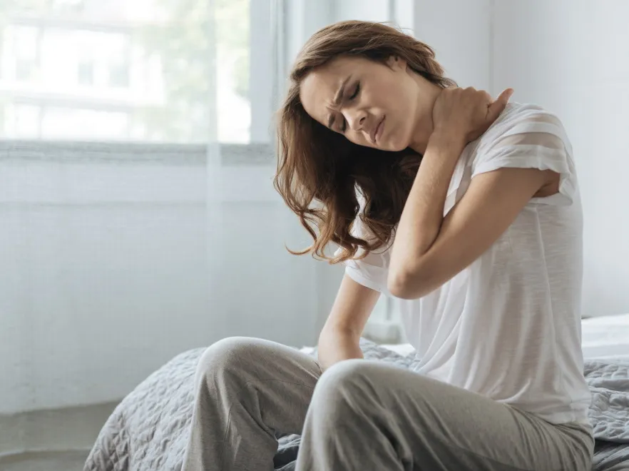 Ból karku po przebudzeniu. Co robić, by nie mieć tego problemu?