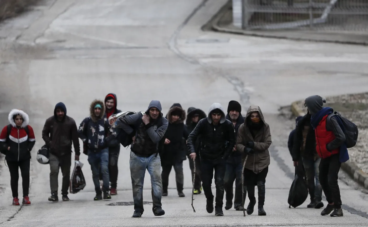 Migranci na granicy z Turcją. Grecka policja użyła gazu łzawiącego