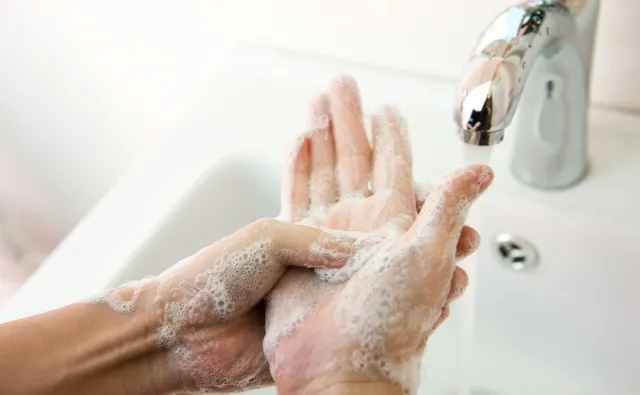 Koronawirus. Jak chronić się w miejscu pracy? [WIDEO]