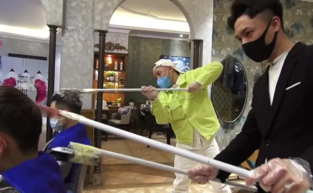 Nietypowe strzyżenie. Chińscy fryzjerzy korzystają z maszynek na metrowych kijach [WIDEO]
