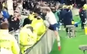 Piłkarz wbiegł na trybuny, by dorwać kibica, który obrażał jego kolegę [WIDEO]