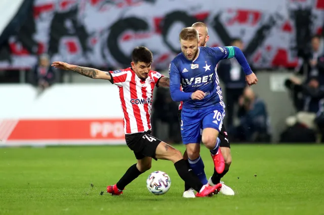 Policja zatrzymała kibola, który rzucił butelką po wódce w Błaszczykowskiego [WIDEO]