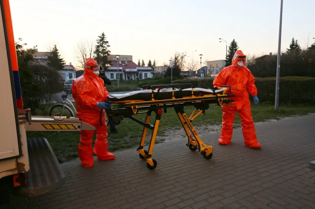 Liczba zgonów z powodu koronawirusa przekroczyła sto [RELACJA NA ŻYWO]