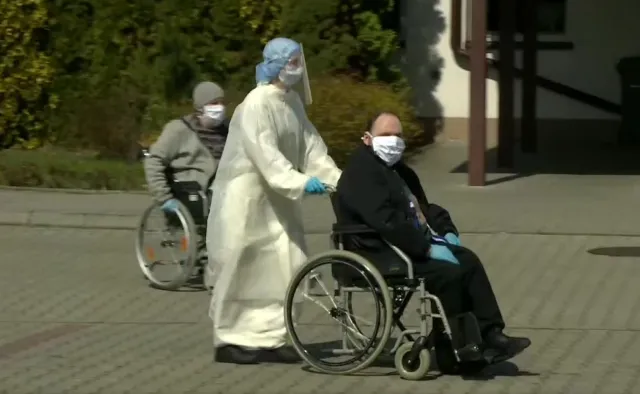 Koronawirus w DPS w Bochni. Zakonnice ruszyły na pomoc pensjonariuszom [WIDEO]