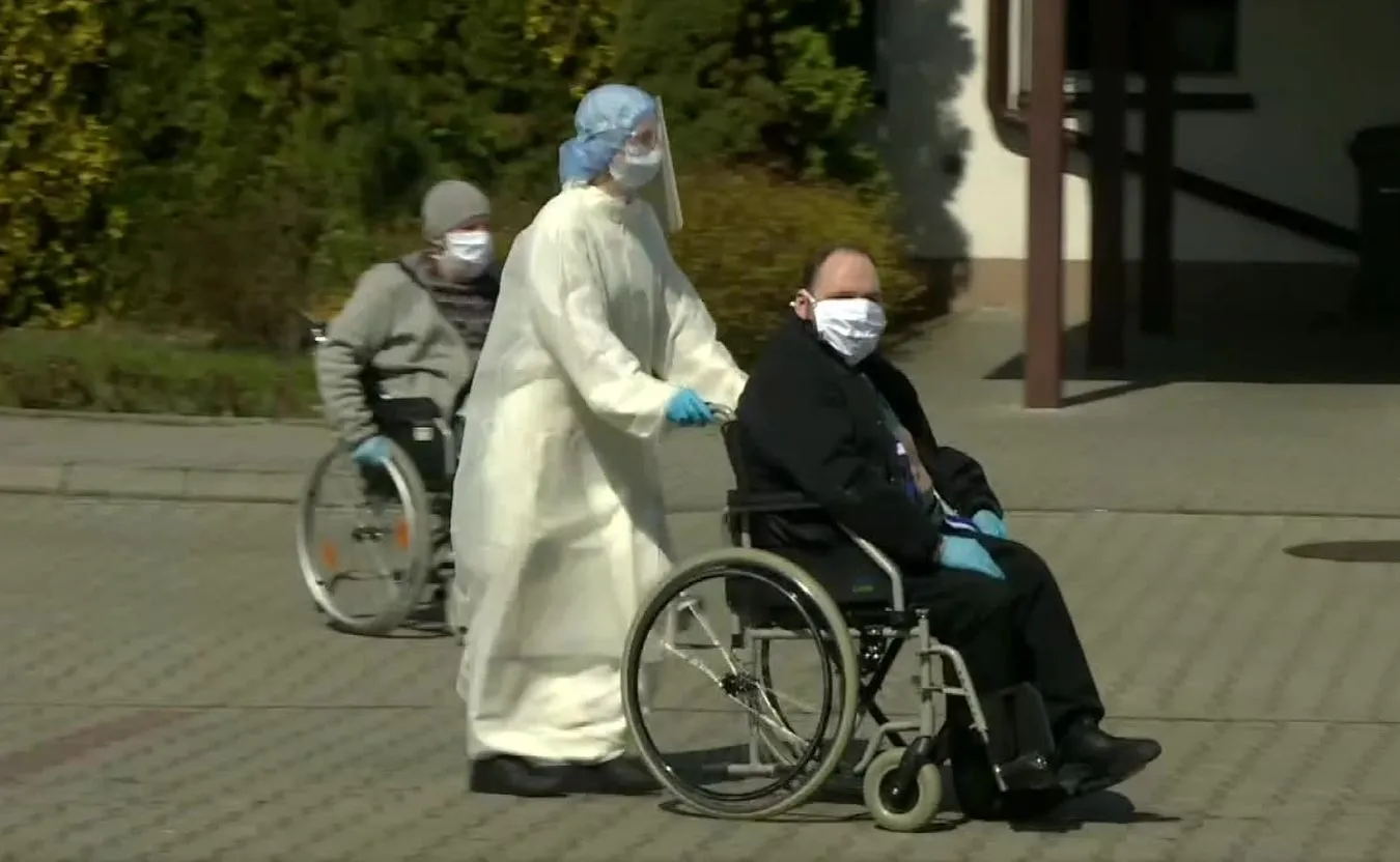 Koronawirus w DPS w Bochni. Zakonnice ruszyły na pomoc pensjonariuszom [WIDEO]