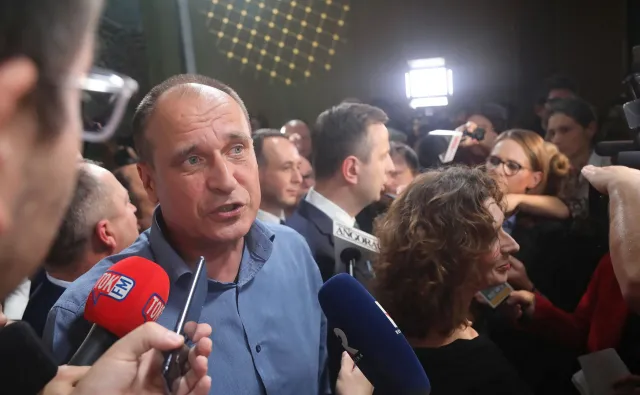 Kukiz: Jedyne przesłanie od Hołowni to "jestem spoza partii, czyli jestem fajny"