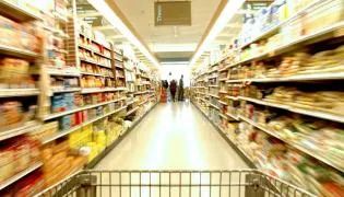 Albo luksusowo, albo dyskontowo. Wmawiają nam, że pomiędzy nie ma nic