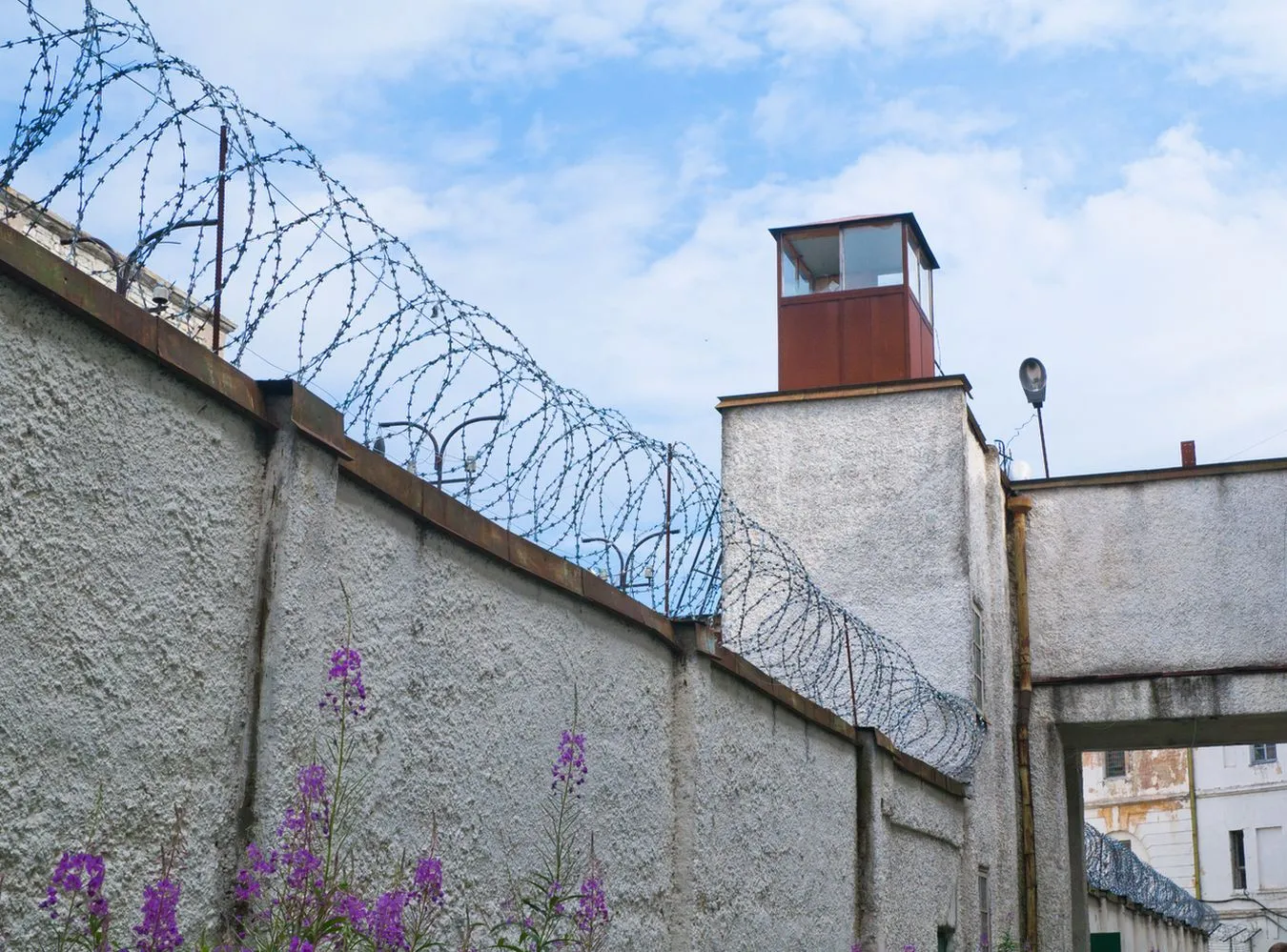 Rząd buduje więzienia. Do końca roku przybędzie blisko 1000 miejsc