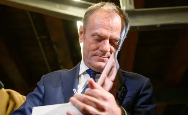 Tusk wzywa do "twardego oporu", gdy władza "rzuca się na niezależne sądownictwo"