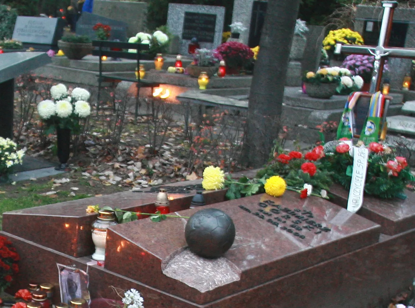 Odnalazła się, skradziona przed świętami Bożego Narodzenia z grobu Kazimierza Górskiego, piłka z brązu