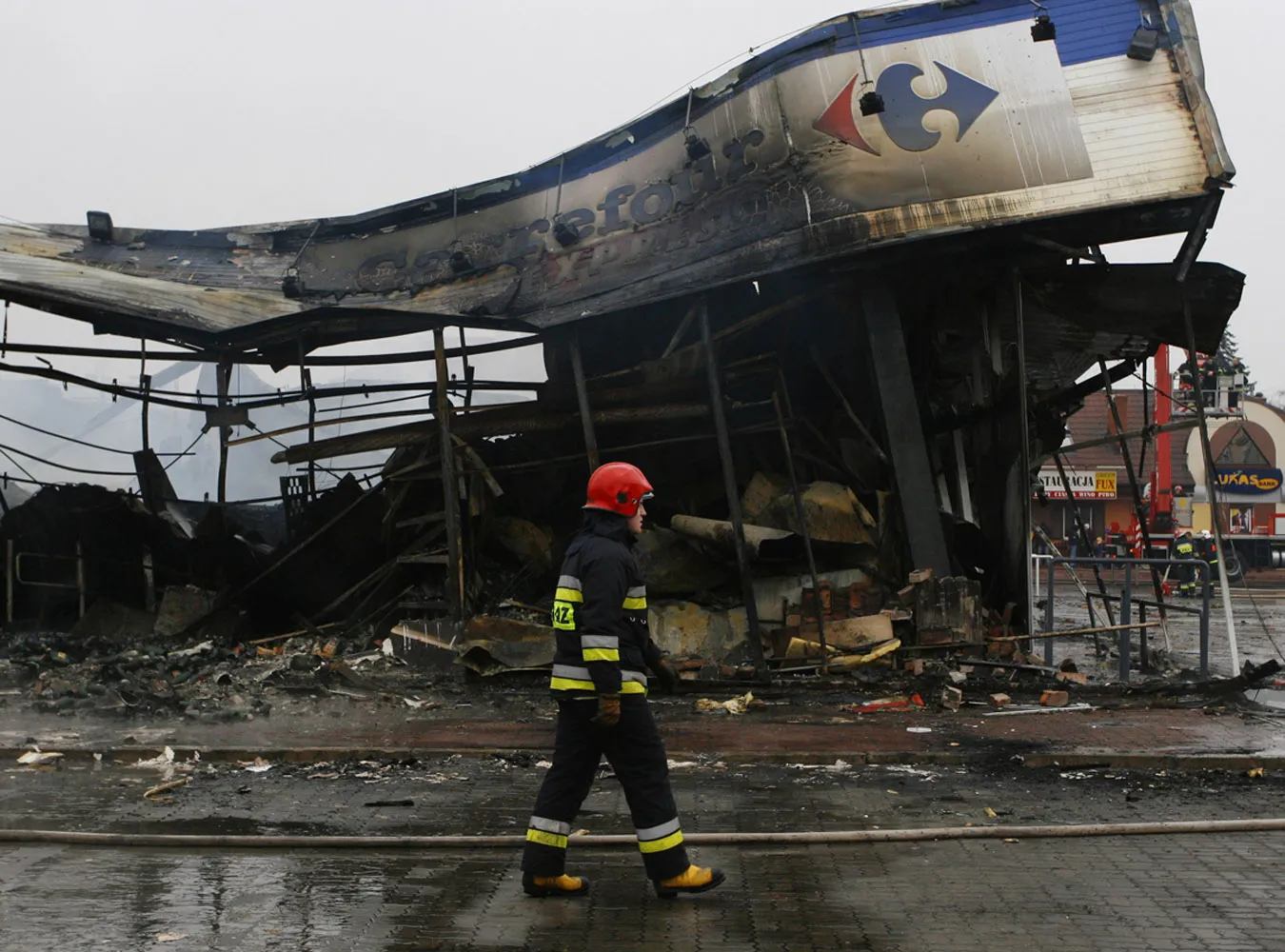 Czy ktoś seryjnie podpala hipermarkety?