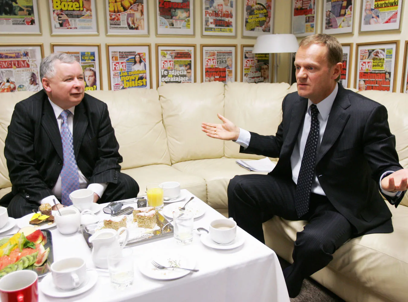 Spiegel Tusk nie reformuje, bo boi się Kaczyńskiego