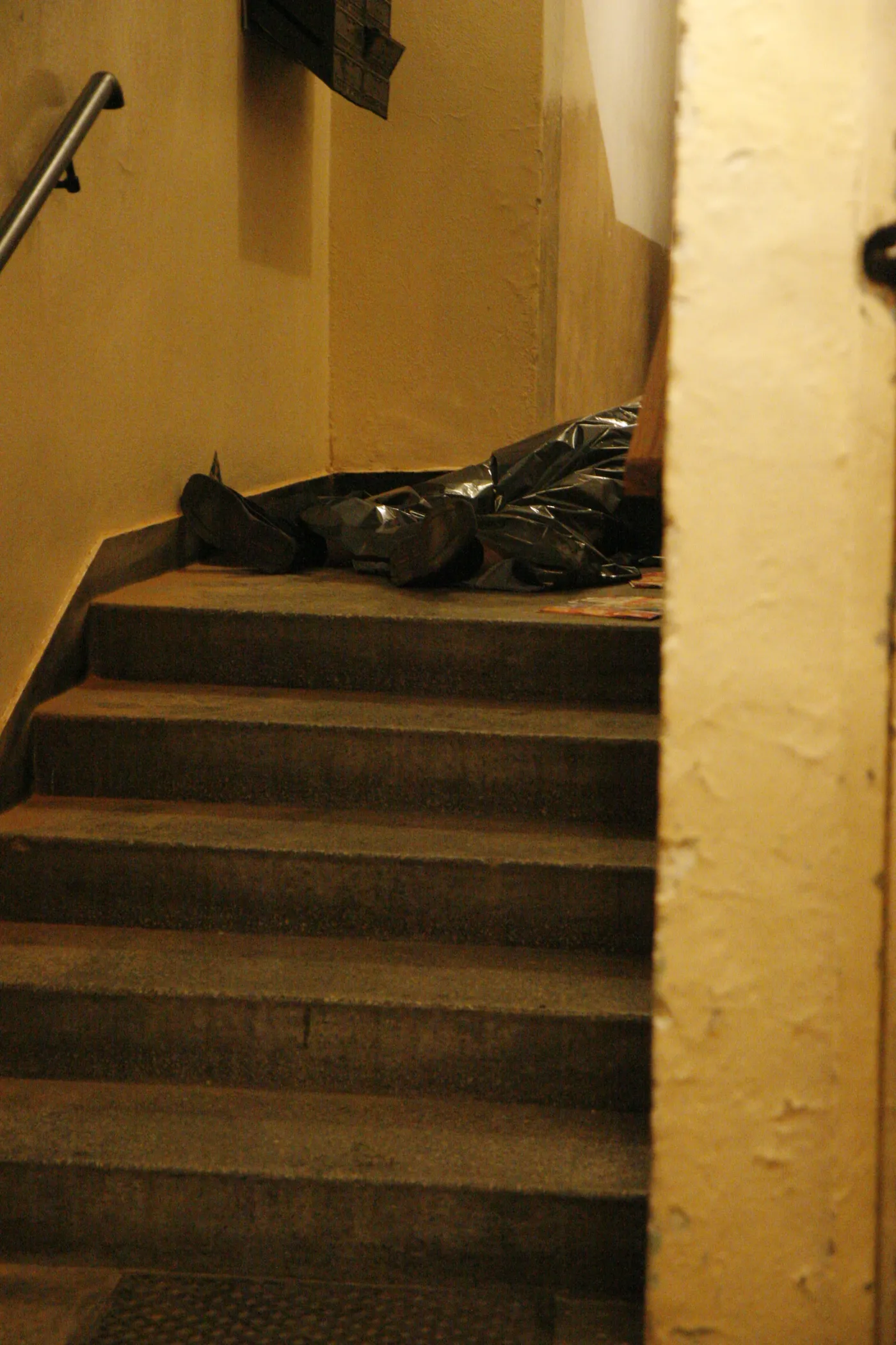 Mężczyzna zginął na klatce schodowej