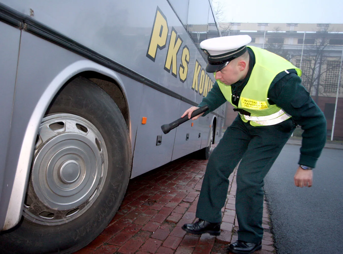 Dziecko wyjeżdża? Zadzwoń po policję