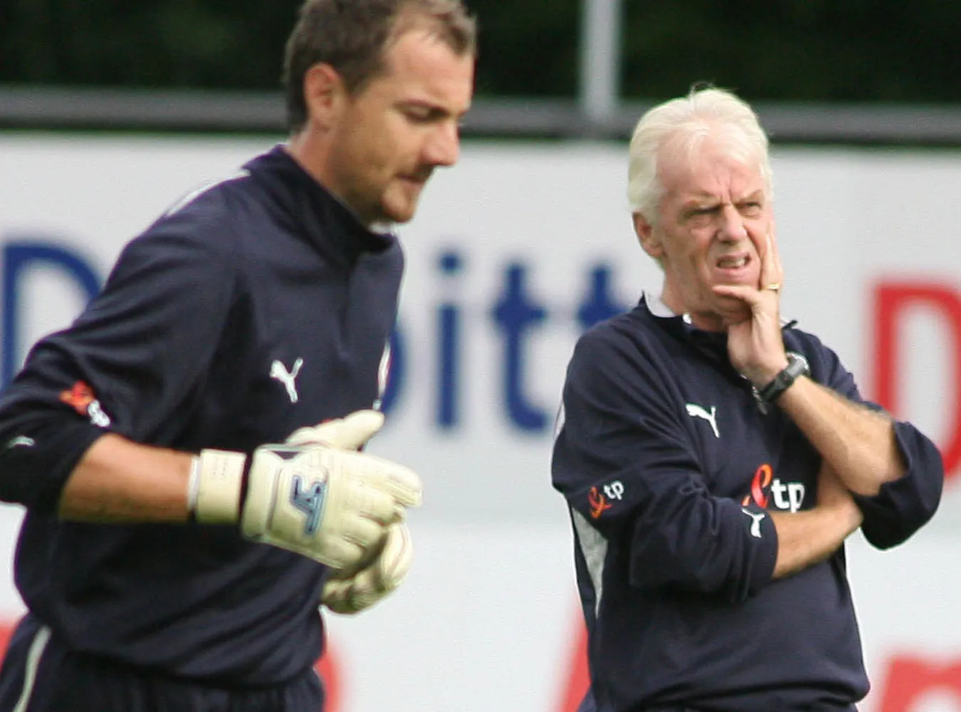 Jerzy Dudek gratuluje Beenhakkerowi