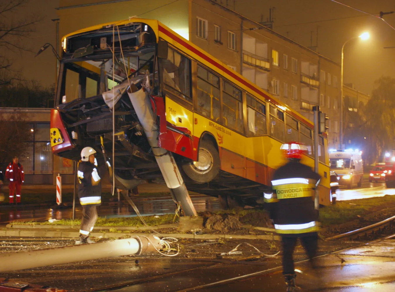 Nocny autobus zawisł na słupie