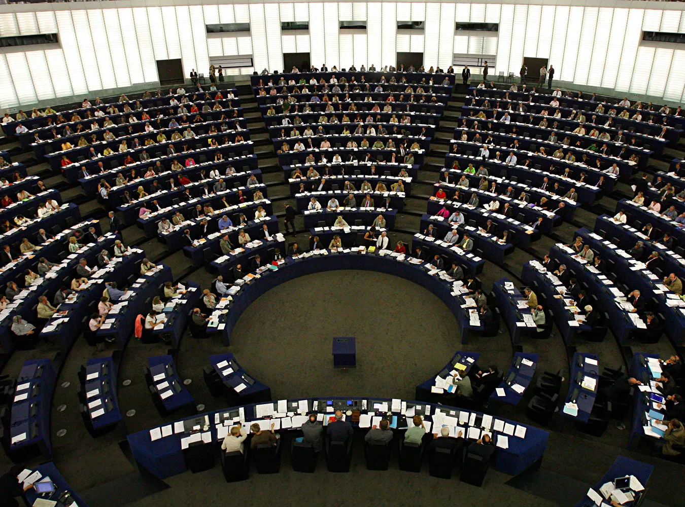 Dziś każdy europoseł zarobi 140 tysięcy