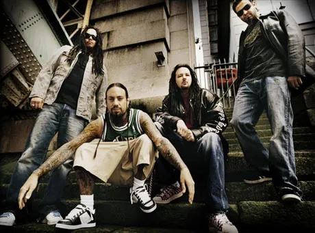 Grupa Korn rozdaje fanom instrumenty