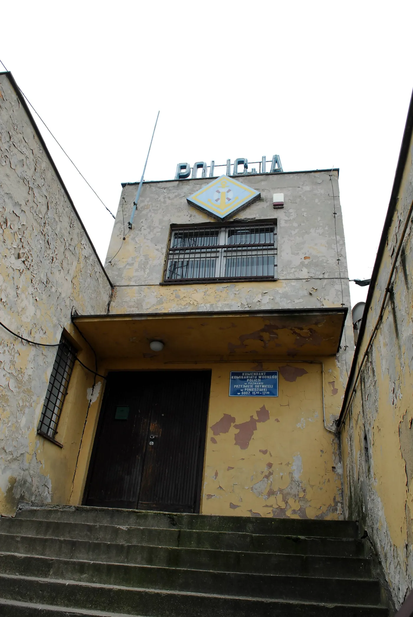 Z powodu zagrożenia policjanci dostali zakaz wstępu do komisariatu