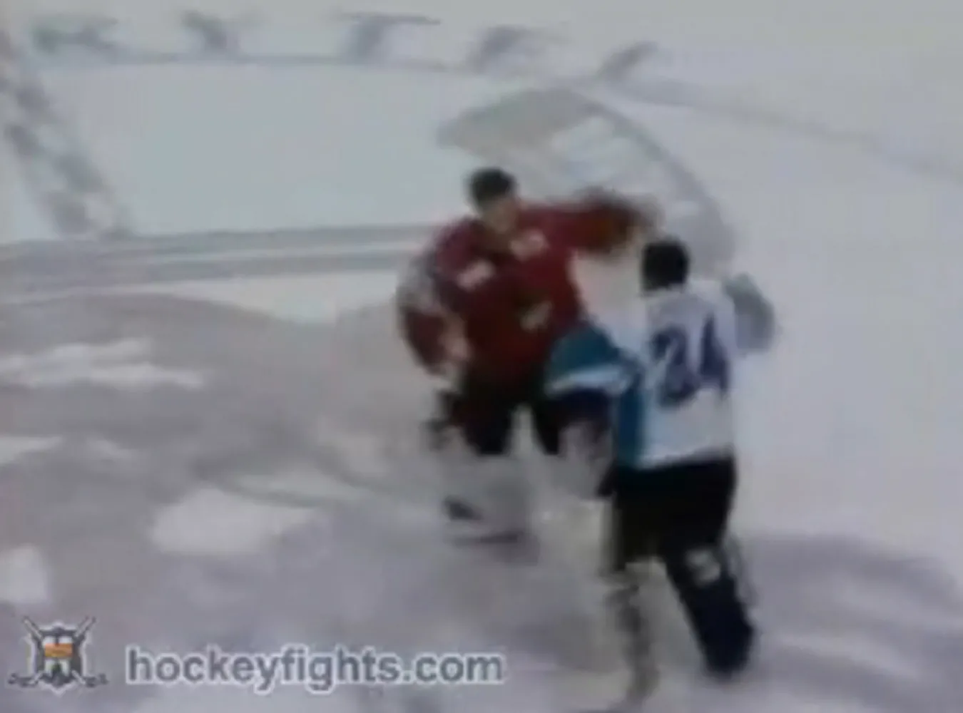 Zobacz, jak biją się bramkarze na lodzie