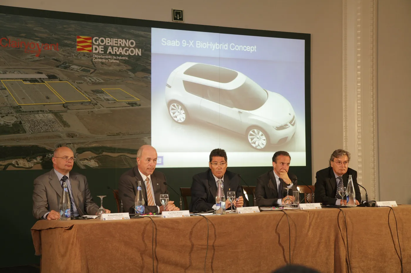 Od lewej siedzą - Romuald Rytwiński, dyrektor generalny GM Hiszpania; Carl-Peter Forster, prezydent General Motors Europe, Arturo Aliaga minister przemysłu; Henri Proglio szef Veolia Environment; David Hardee, szef Clairvoyant Energy