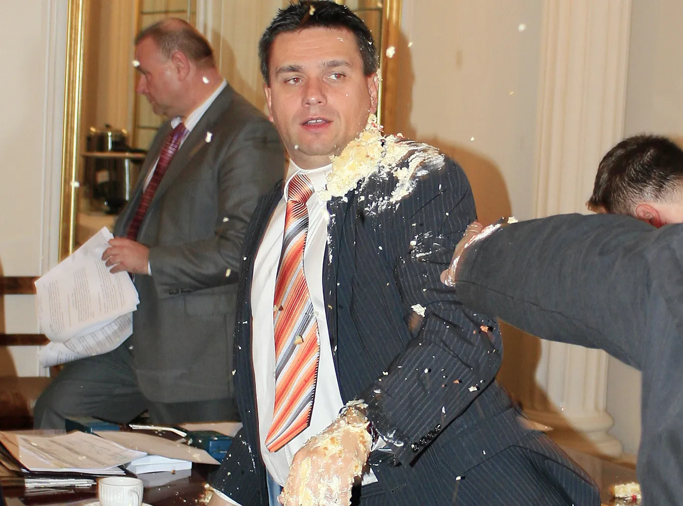 Prezes Legii dostał tortem