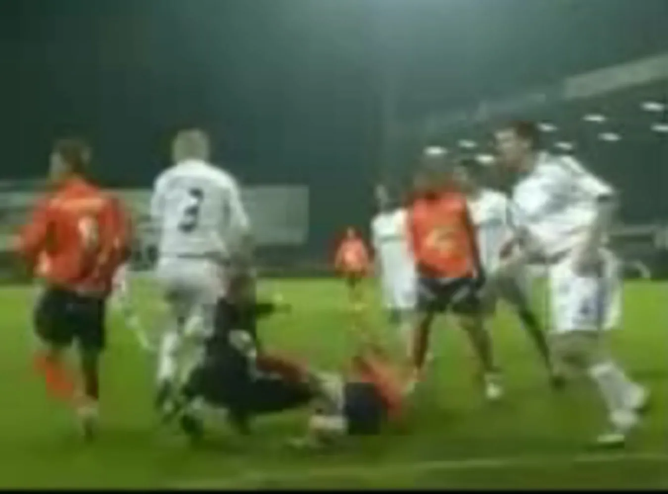 Zobacz jak piłkarz złamał nogę i stracił zęby