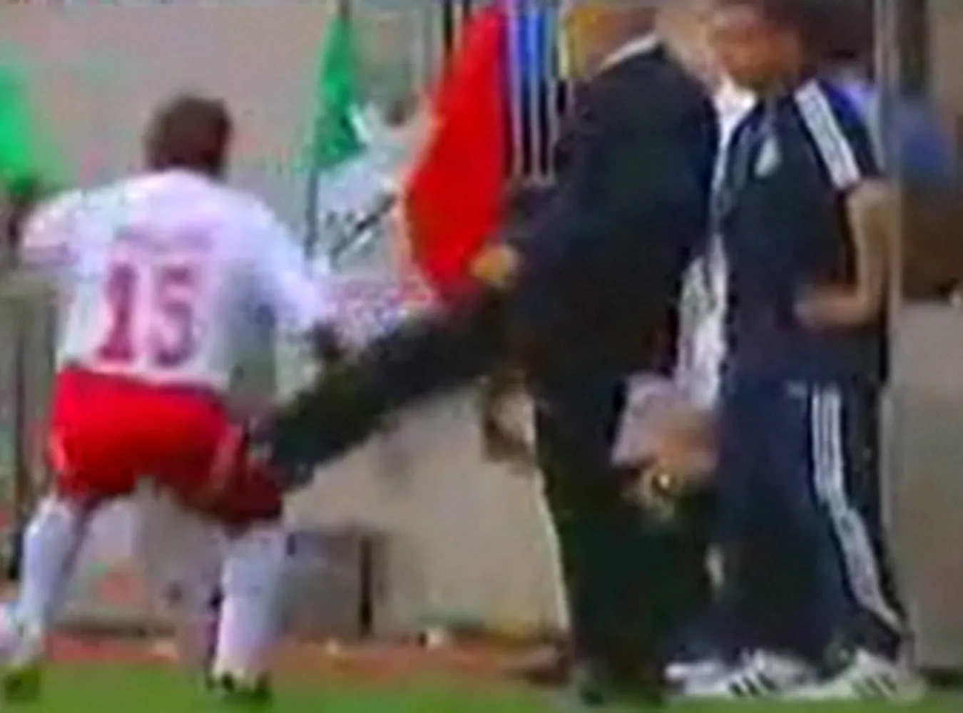 Zobacz, jak trener kopnął piłkarza