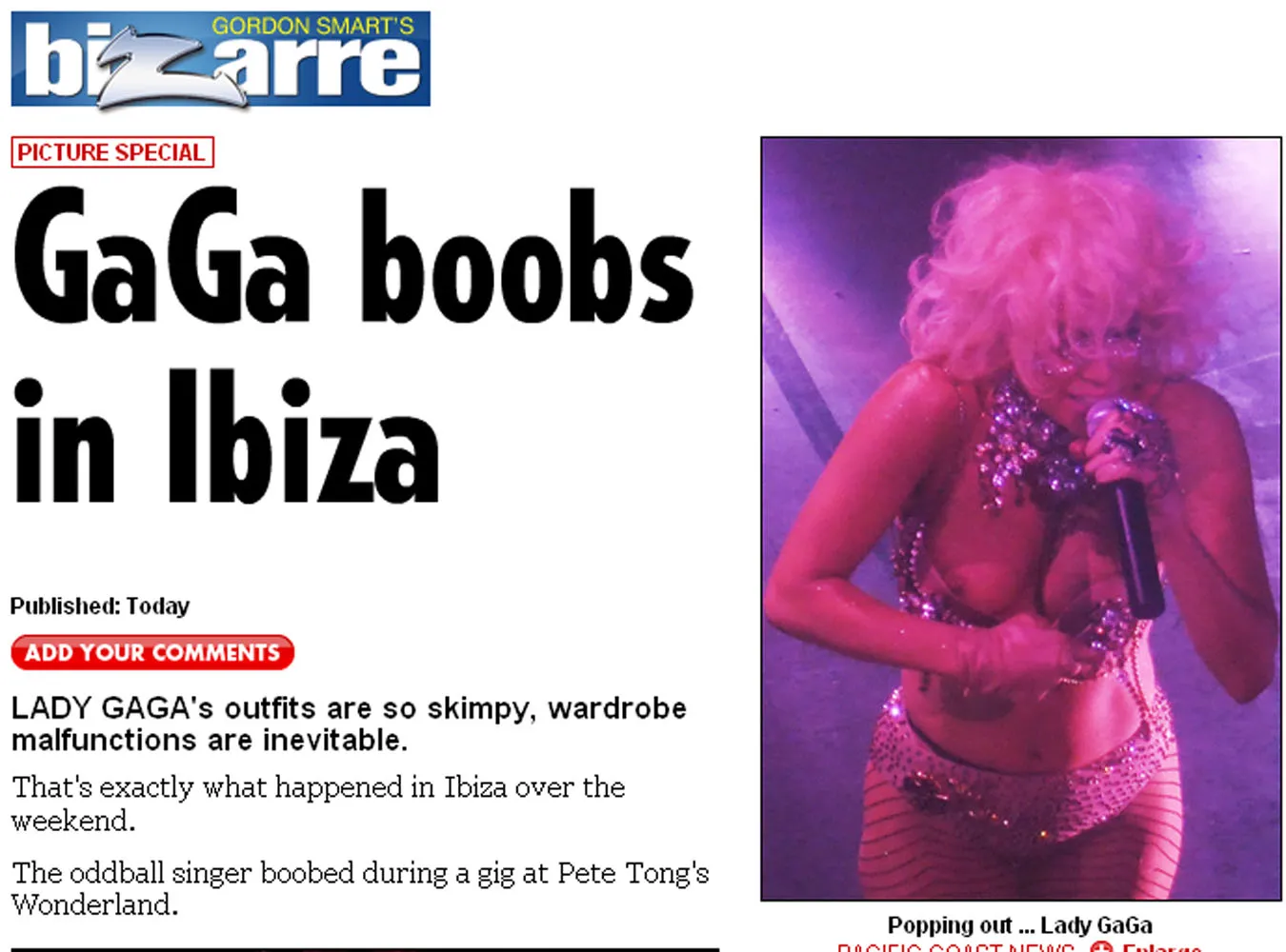 Lady GaGa błysnęła biustem na koncercie